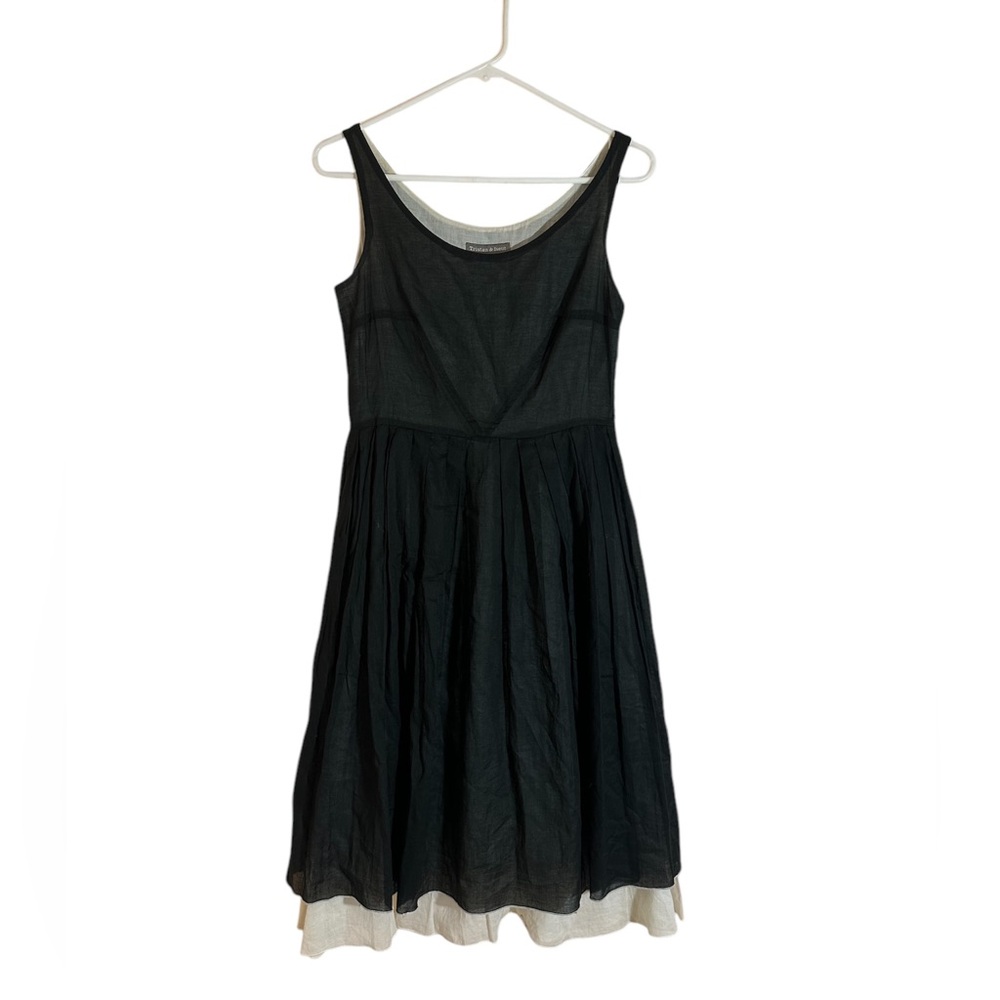 Tristan & Iseut black dress with white lining.